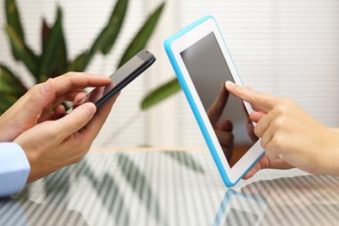 kadın ve adam akıllı cep telefonu t uygulama aktarma