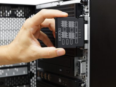Sistem Yöneticisi donanım hatası veri sunucu üzerinde incelemek