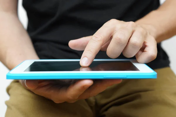 Un hombre trabajando en una tableta PC con su mano — Foto de Stock