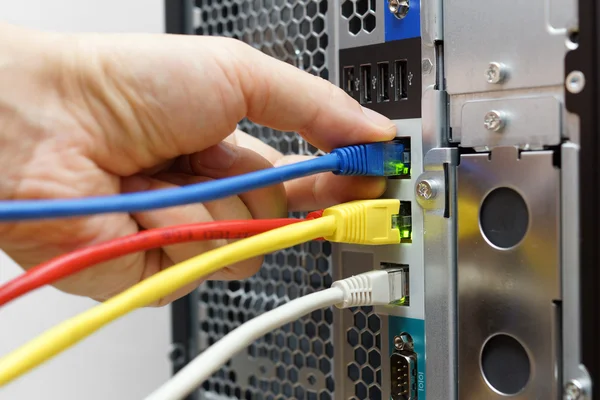Administrador del sistema que conecta cables de red al servidor de datos —  Fotos de Stock