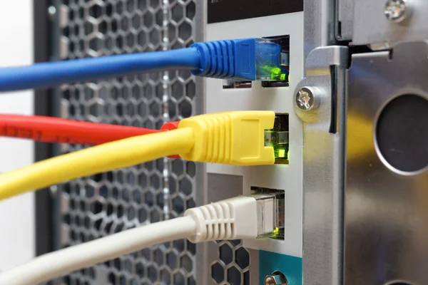 Netzwerkserver mit mehreren Netzwerkkabeln — Stockfoto