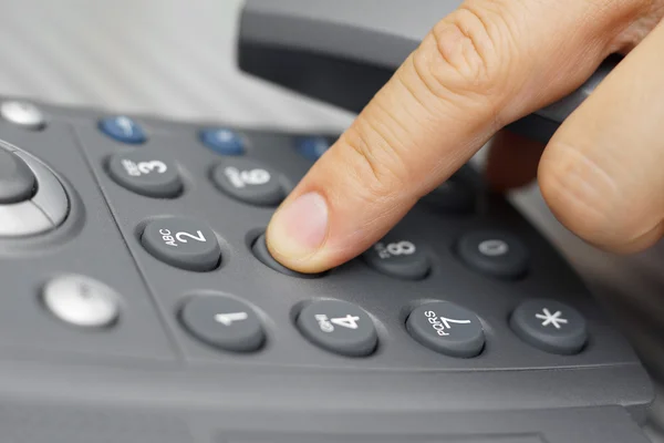 Primer plano del dedo del hombre está marcando un número de teléfono — Foto de Stock