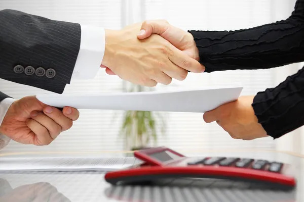 Businesswoman and businessman are handshaking and exchanging con — Stock Photo, Image