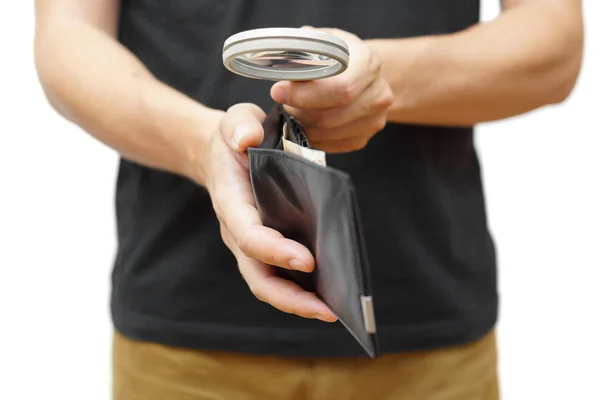 Uomo esaminando portafoglio quasi vuoto con lente d'ingrandimento Immagine Stock