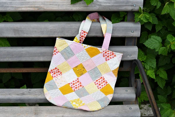 Patchwork Tote Bag Ležící Šedé Dřevěné Lavičce — Stock fotografie