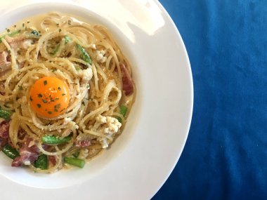 Restoranda servis edilen pastırmalı yumurta sarısı ile nefis bir makarna.