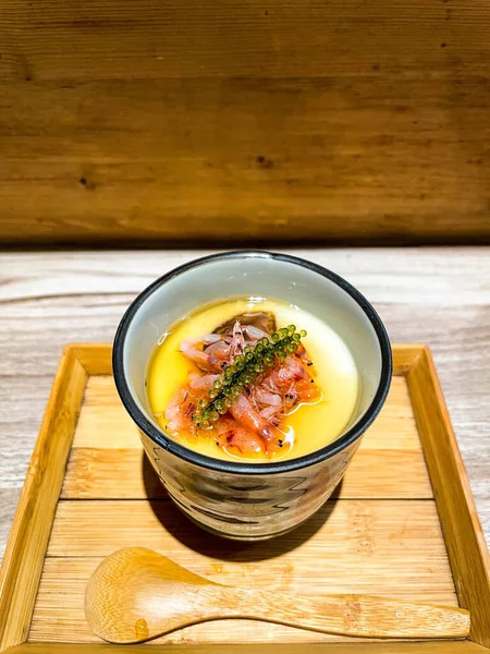 Yaratıcı bir Japon restoranında Tayvan kiraz çiçekli karides ve buharda pişirilmiş Japon çay kasesi ile yaratıcı bir yemeğin tadını çıkarabilirsiniz.