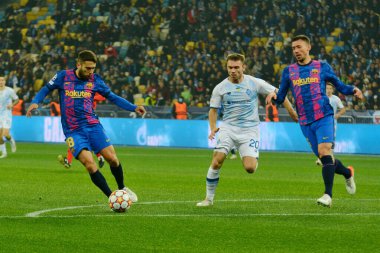 KYIV, UKRAINE - NOVEMBER 02, 2021: Barcelona 'dan Jordi Alba (L), Dinamo Kyiv ve Barcelona arasında oynanan Şampiyonlar Ligi E futbol karşılaşması sırasında