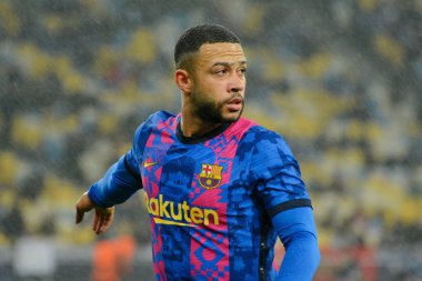 KYIV, UKRAINE - NOVEMBER 02, 2021: Barcelona 'nın Şampiyonlar Ligi grubu E' nin Dinamo Kyiv ve Barcelona arasındaki futbol maçı sırasındaki Memphis Depay hareketi 