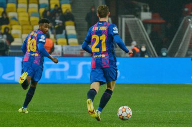 KYIV, UKRAINE - NOVEMBER 02, 2021: Barcelona 'nın Fransız de Jong (R) mücadelesi Şampiyonlar Ligi grubu E' nin Dinamo Kyiv ve Barcelona arasındaki futbol maçı sırasında gerçekleşti. 