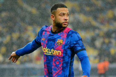 KYIV, UKRAINE - NOVEMBER 02, 2021: Barcelona 'nın Şampiyonlar Ligi grubu E' nin Dinamo Kyiv ve Barcelona arasındaki futbol maçı sırasındaki Memphis Depay hareketi