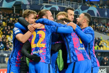 KYIV, UKRAINE - NOVEMBER 02, 2021: Barcelona 'nın oyuncuları Dinamo Kyiv ve Barcelona arasındaki UEFA Şampiyonlar Ligi futbol maçından sonra kutlama yaptılar