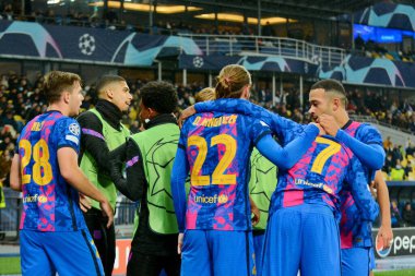 KYIV, UKRAINE - NOVEMBER 02, 2021: Barcelona 'nın oyuncuları Dinamo Kyiv ve Barcelona arasındaki UEFA Şampiyonlar Ligi futbol maçından sonra kutlama yaptılar