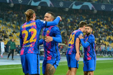 KYIV, UKRAINE - NOVEMBER 02, 2021: Barcelona 'nın oyuncuları Dinamo Kyiv ve Barcelona arasındaki UEFA Şampiyonlar Ligi futbol maçından sonra kutlama yaptılar