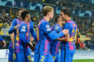 KYIV, UKRAINE - NOVEMBER 02, 2021: Barcelona 'nın oyuncuları Dinamo Kyiv ve Barcelona arasındaki UEFA Şampiyonlar Ligi futbol maçından sonra kutlama yaptılar