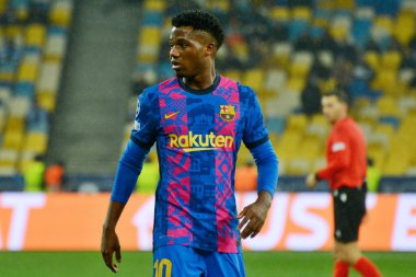 KYIV, UKRAINE - NOVEMBER 02, 2021: Barselona 'dan Ansu Fati, Dinamo Kyiv ve Barcelona arasında oynanan Şampiyonlar Ligi E grubu futbol maçı sırasında