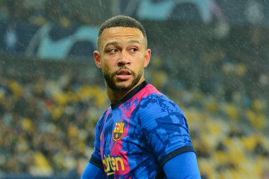 KYIV, UKRAINE - NOVEMBER 02, 2021: Barcelona 'nın Şampiyonlar Ligi grubu E' nin Dinamo Kyiv ve Barcelona arasındaki futbol maçı sırasındaki Memphis Depay hareketi