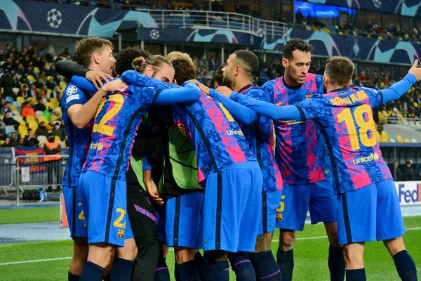 KYIV, UKRAINE - NOVEMBER 02, 2021: Barcelona 'nın oyuncuları Dinamo Kyiv ve Barcelona arasındaki UEFA Şampiyonlar Ligi futbol maçından sonra kutlama yaptılar