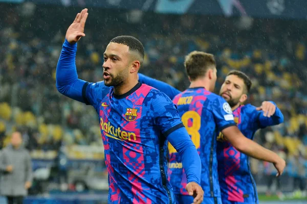KYIV, UKRAINE - NOVEMBER 02, 2021: Barcelona 'nın oyuncuları Dinamo Kyiv ve Barcelona arasındaki UEFA Şampiyonlar Ligi futbol maçından sonra kutlama yaptılar