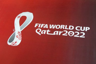 Katar 'daki FIFA Dünya Kupası 2022 resmi logosu, 9 Kasım 2021 tarihinde Kyiv Olimpiyat Stadyumu' nda düzenlenen FIFA Dünya Kupası Katar 2022 ön eleme maçının arifesinde yapılan antrenman sırasında pankarta basıldı.