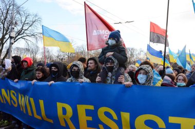 Ukrayna 'nın Ukrayna' nın başkenti Kyiv 'de, 12 Şubat 2022' de, Rusya ile artan gerginlikler arasında Ukraynalıların vatanseverliğini göstermek için düzenlenen Birlik Yürüyüşü 'ne insanlar katılıyor..