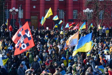 Ukrayna 'nın Ukrayna' nın başkenti Kyiv 'de, 12 Şubat 2022' de, Rusya ile artan gerginlikler arasında Ukraynalıların vatanseverliğini göstermek için düzenlenen Birlik Yürüyüşü 'ne insanlar katılıyor..