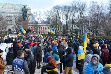 Ukrayna 'nın Ukrayna' nın başkenti Kyiv 'de, 12 Şubat 2022' de, Rusya ile artan gerginlikler arasında Ukraynalıların vatanseverliğini göstermek için düzenlenen Birlik Yürüyüşü 'ne insanlar katılıyor..