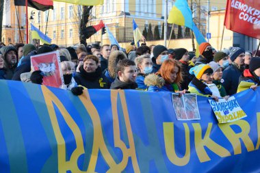 Ukrayna 'nın Ukrayna' nın başkenti Kyiv 'de, 12 Şubat 2022' de, Rusya ile artan gerginlikler arasında Ukraynalıların vatanseverliğini göstermek için düzenlenen Birlik Yürüyüşü 'ne insanlar katılıyor..