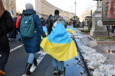Ukrayna 'nın Ukrayna' nın başkenti Kyiv 'de, 12 Şubat 2022' de, Rusya ile artan gerginlikler arasında Ukraynalıların vatanseverliğini göstermek için düzenlenen Birlik Yürüyüşü 'ne insanlar katılıyor..