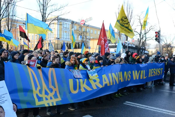 Ukrayna 'nın Ukrayna' nın başkenti Kyiv 'de, 12 Şubat 2022' de, Rusya ile artan gerginlikler arasında Ukraynalıların vatanseverliğini göstermek için düzenlenen Birlik Yürüyüşü 'ne insanlar katılıyor..