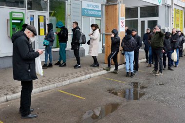 KYIV, UKRAINE - 2 Mart 2022 'de Ukrayna' nın 26 Şubat 2022 'de işgalinden sonra Rusya' nın Ukrayna 'yı işgali devam ederken insanlar bir süpermarketin önünde kuyruğa girdiler..