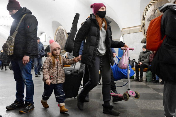 КИЕВ, УКРАИНА - 2 марта 2022 года: Украинский народ прячется в Киевском метро во время российских военных бомбардировок Киева, после вторжения на Украину 26 февраля 2022 года.