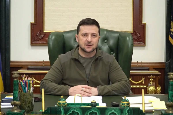 KYIV, UKRAINE - 9 Mart 2022 Ukrayna Devlet Başkanı Volodymyr Zelensky, Rus askeri işgalinin başlamasından sonra Ukrayna topraklarının Rusya tarafından bombalanmasıyla ilgili olarak konuştu.