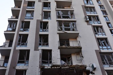 KYIV, UKRAINE - 29 Nisan 2022: 28 Nisan 2022 akşamı bir Rus Cruise füzesinin Kyiv 'in merkezindeki bir apartmanda patlamasının sonuçları.