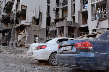 KYIV, UKRAINE - 29 Nisan 2022: 28 Nisan 2022 akşamı bir Rus Cruise füzesinin Kyiv 'in merkezindeki bir apartmanda patlamasının sonuçları.