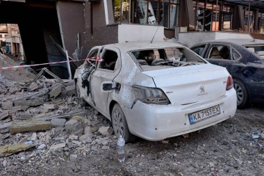 KYIV, UKRAINE - 29 Nisan 2022: 28 Nisan 2022 akşamı bir Rus Cruise füzesinin Kyiv 'in merkezindeki bir apartmanda patlamasının sonuçları.