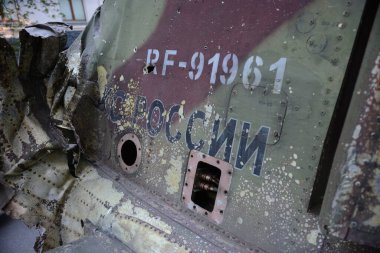 KYIV, UKRAINE - Mayıs 02, 2022: Rus Hava Kuvvetleri 'nin Kiev bölgesindeki Ukrayna ordusu tarafından imha edilen bir Rus askeri uçağının kuyruğunun bir kısmına yazılmış yazı. Rusya 24 Şubat 2022 'de Ukrayna' yı işgal etti.