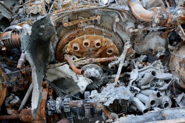 KYIV, UKRAINE - Mayıs 02, 2022: Yol kenarında duran imha edilmiş bir Rus tankının motoruna yakın çekim Kiev bölgesindeki Ukrayna ordusu tarafından imha edildi. Rusya 24 Şubat 2022 'de Ukrayna' yı işgal etti.