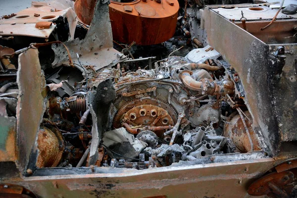 KYIV, UKRAINE - Mayıs 02, 2022: Yol kenarında duran imha edilmiş bir Rus tankının motoruna yakın çekim Kiev bölgesindeki Ukrayna ordusu tarafından imha edildi. Rusya 24 Şubat 2022 'de Ukrayna' yı işgal etti.