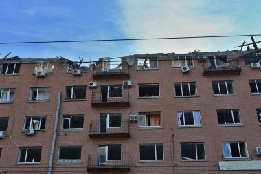 Kyiv şehir merkezindeki Rus bombardıman saldırısının ardından apartmanın yük taşıyan yapıları ve kırık camları hasar gördü. Kiev 'in merkezindeki yerleşim yerleri Rus füze saldırılarıyla vuruldu. Ukrayna 'nın başkenti