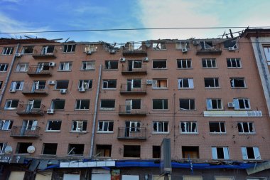 Kyiv şehir merkezindeki Rus bombardıman saldırısının ardından apartmanın yük taşıyan yapıları ve kırık camları hasar gördü. Kiev 'in merkezindeki yerleşim yerleri Rus füze saldırılarıyla vuruldu. Ukrayna 'nın başkenti