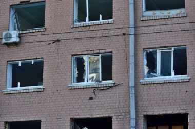 Kyiv şehir merkezindeki Rus bombardıman saldırısının ardından apartmanın yük taşıyan yapıları ve kırık camlar hasar gördü. Kiev 'in merkezindeki yerleşim yerleri Rus füze saldırılarıyla vuruldu. Ukrayna kaptanı