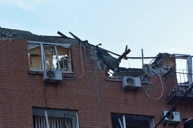 Kyiv şehir merkezindeki Rus bombardıman saldırısının ardından apartmanın yük taşıyan yapıları ve kırık camlar hasar gördü. Kiev 'in merkezindeki yerleşim yerleri Rus füze saldırılarıyla vuruldu. Ukrayna kaptanı