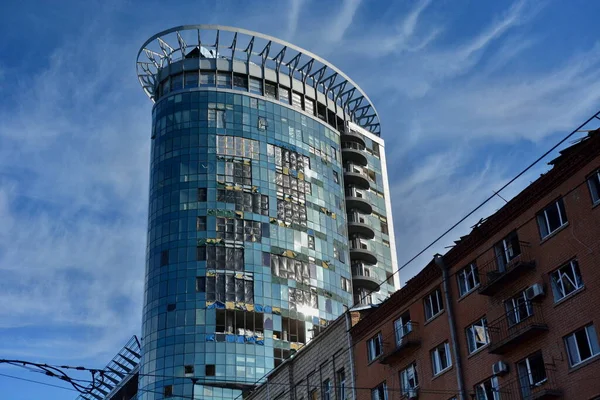 Kyiv şehir merkezindeki Rus bombardıman saldırısının ardından apartmanın yük taşıyan yapıları ve kırık camları hasar gördü. Kiev 'in merkezindeki yerleşim yerleri Rus füze saldırılarıyla vuruldu. Ukrayna 'nın başkenti