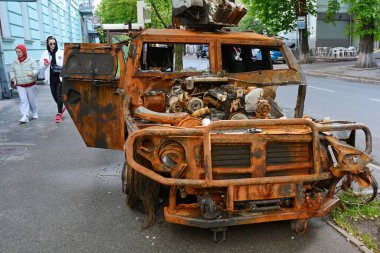 Yayalar Gostomel 'deki Antonov havaalanında imha edilen Kyiv askeri müzesinde imha edilen Rus özel zırhlı aracı 