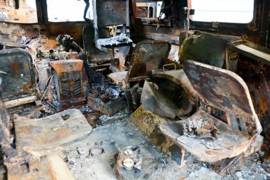 Gostomel 'deki Antonov havaalanında imha edilen Kyiv askeri müzesinde imha edilen Rus özel zırhlı aracı 