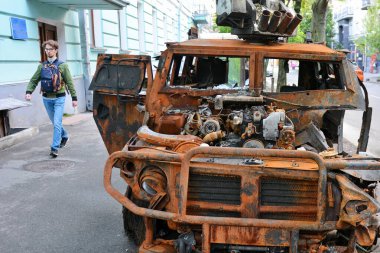 Gostomel 'deki Antonov havaalanında imha edilen Kyiv' deki askeri müzede Rus özel Tigr-M zırhlı aracının yanından bir yaya geçiyor. Rusya 24 Şubat 2022 'de Ukrayna' yı işgal ederek Eu 'daki en büyük askeri saldırıyı tetikledi.