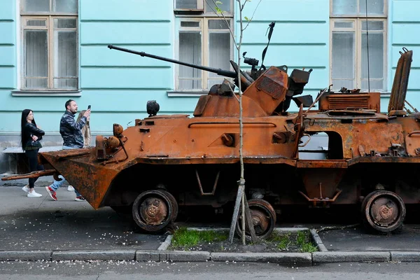 Piesi Patrzą Opancerzony Lotniskowiec Btr 82A Rosyjskich Sił Zbrojnych Muzeum — Zdjęcie stockowe