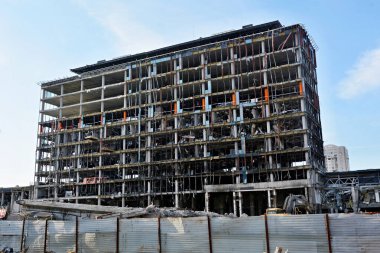 KYIV, UKRAINE - 19 Mayıs 2022: 20 Mart 2022 'deki Rus bombardıman saldırısının ardından bir Retroville alışveriş merkezinin kalıntıları görüldü