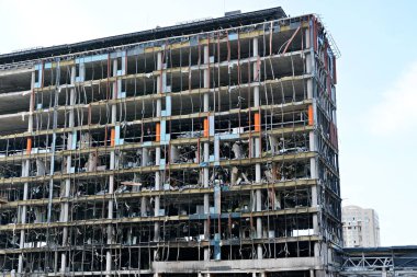 KYIV, UKRAINE - 19 Mayıs 2022: 20 Mart 2022 'deki Rus bombardıman saldırısının ardından bir Retroville alışveriş merkezinin kalıntıları görüldü